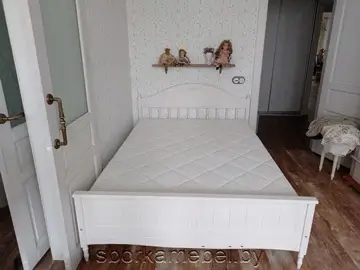Собранная кровать белая