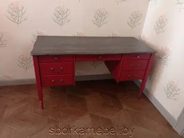 Собранный красный письменный стол