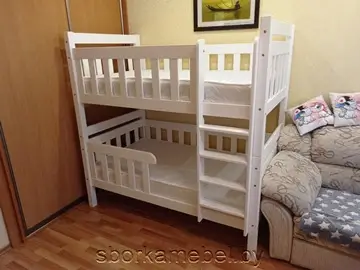 Собранная двухъярусная кровать из дерева
