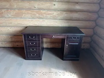 Собранный письменный стол из массива