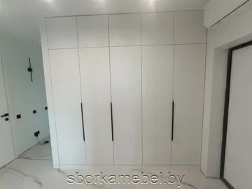 Собранный шкаф до потолка