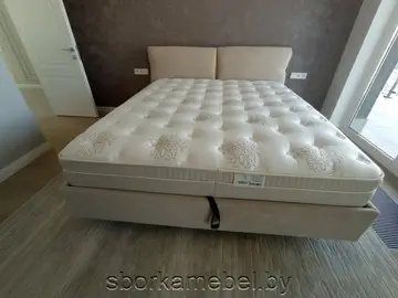 Собранная кровать из ДСП