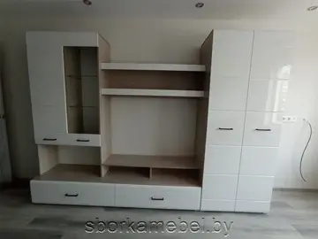 Собранная стенка с глянцевыми фасадами