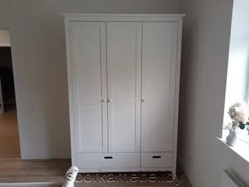 Собранный шкаф из дерева