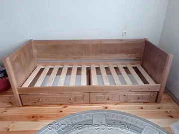 Собранная кровать из массива