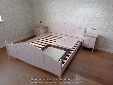 Собранный набор мебели для спальни