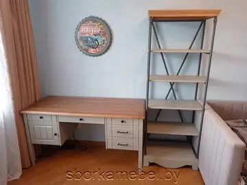 Собранный стол и стеллаж