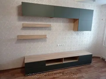 Собранный комплект мебели с развеской на стене