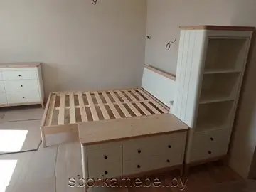 Собранный набор мебели из сосны